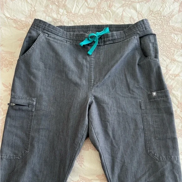 Figs Women’s Gray Scrub Set - Picture 5 of 6